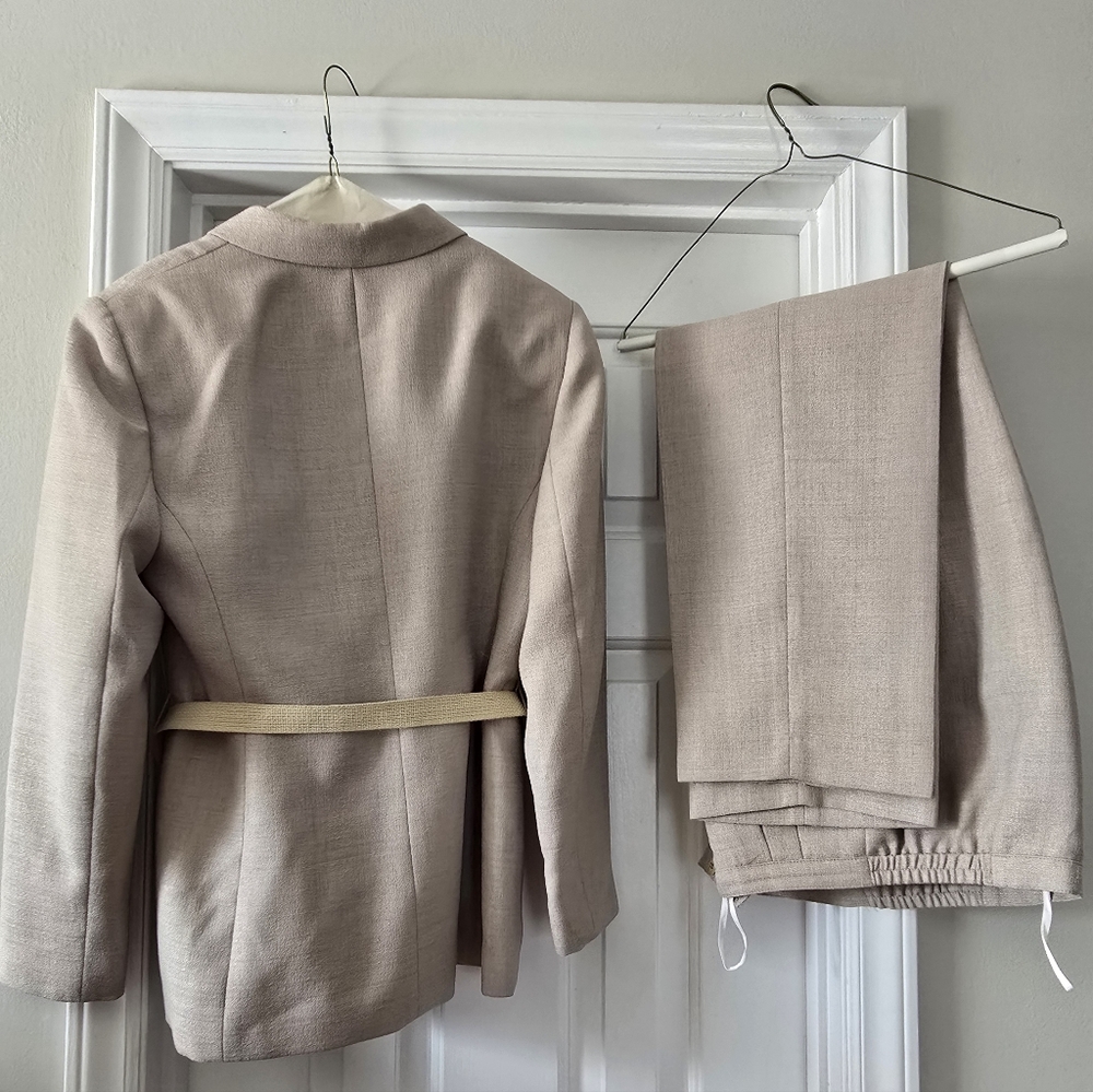 Women's Le Suit Beige Blazer and Pants Suit - 8P - Picture 3 of 8